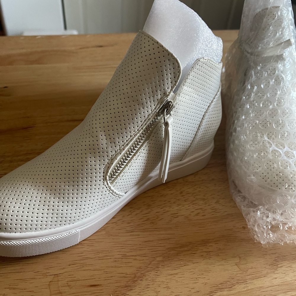 Brand new, never worn! Steve Madden Caliber white